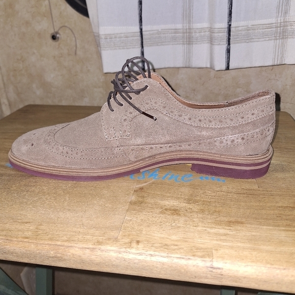  Design Men\'s Tan Suede Saddle Oxfords In A Size 9. NWOB